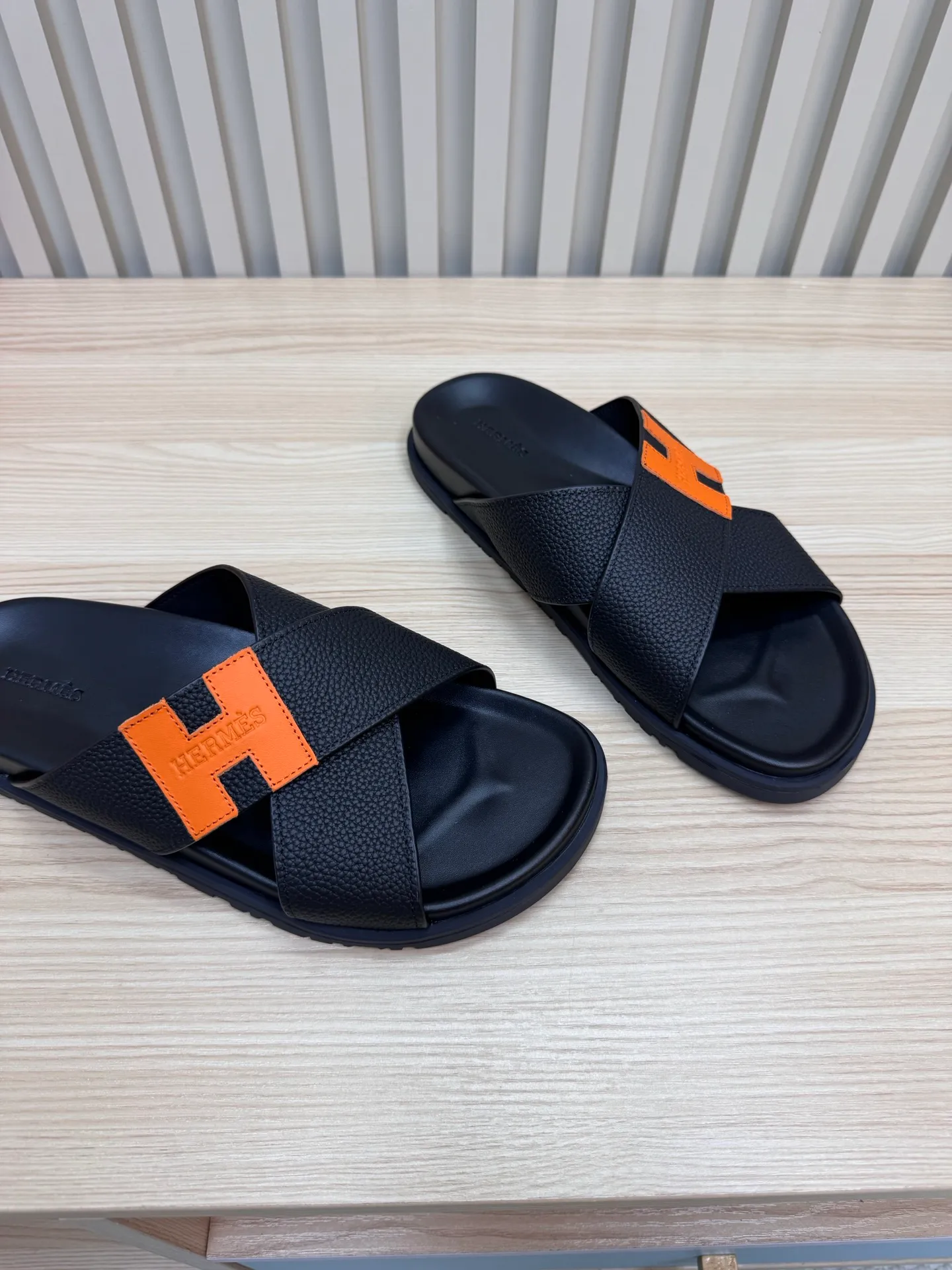 🅿️300💰Couple style 25 latest cross-slippers Hermes 🐎The extremely popular couple style second uncle slippers/latest hardware buckle sandals and slippers, paired with various colorful socks, so trendy!           ———————— Upper: Imported pebbled cowhide Lining: Imported cowhide Outsole: Tpu non-slip and wear-resistant outsole Female size: 35-42 (40.41.42 non-refundable and non-exchangeable) Male size: 39-46 (45.46 non-refundable and non-exchangeable) Long-term spot Couple model 37-46